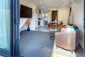 Stylish 2 Bed 2 Bath Close to Shops and Parks